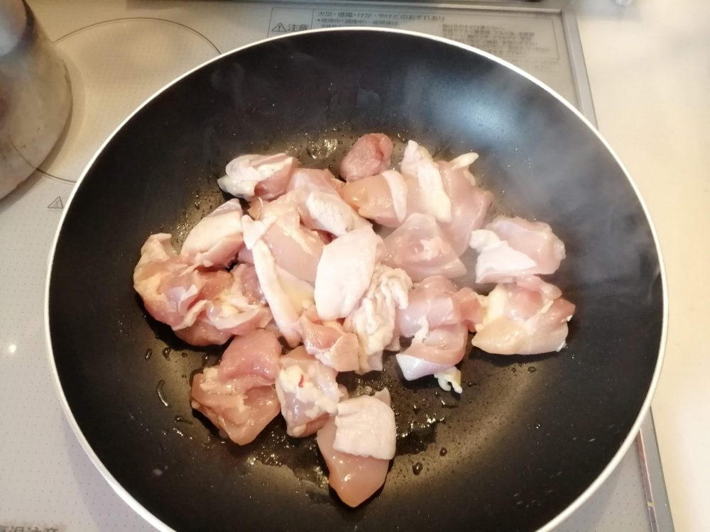 鶏もも肉をフライパンで炒める
