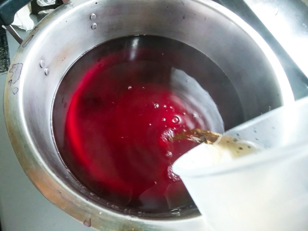 紫蘇ジュースにリンゴ酢を入れる
